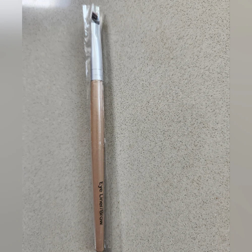 NEW Artistry Brushes - 4 PCS